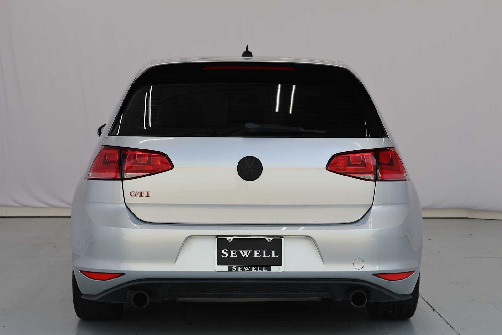 Used 2015 Reflex Silver Metallic Volkswagen SE w/Performance Pkg image 9