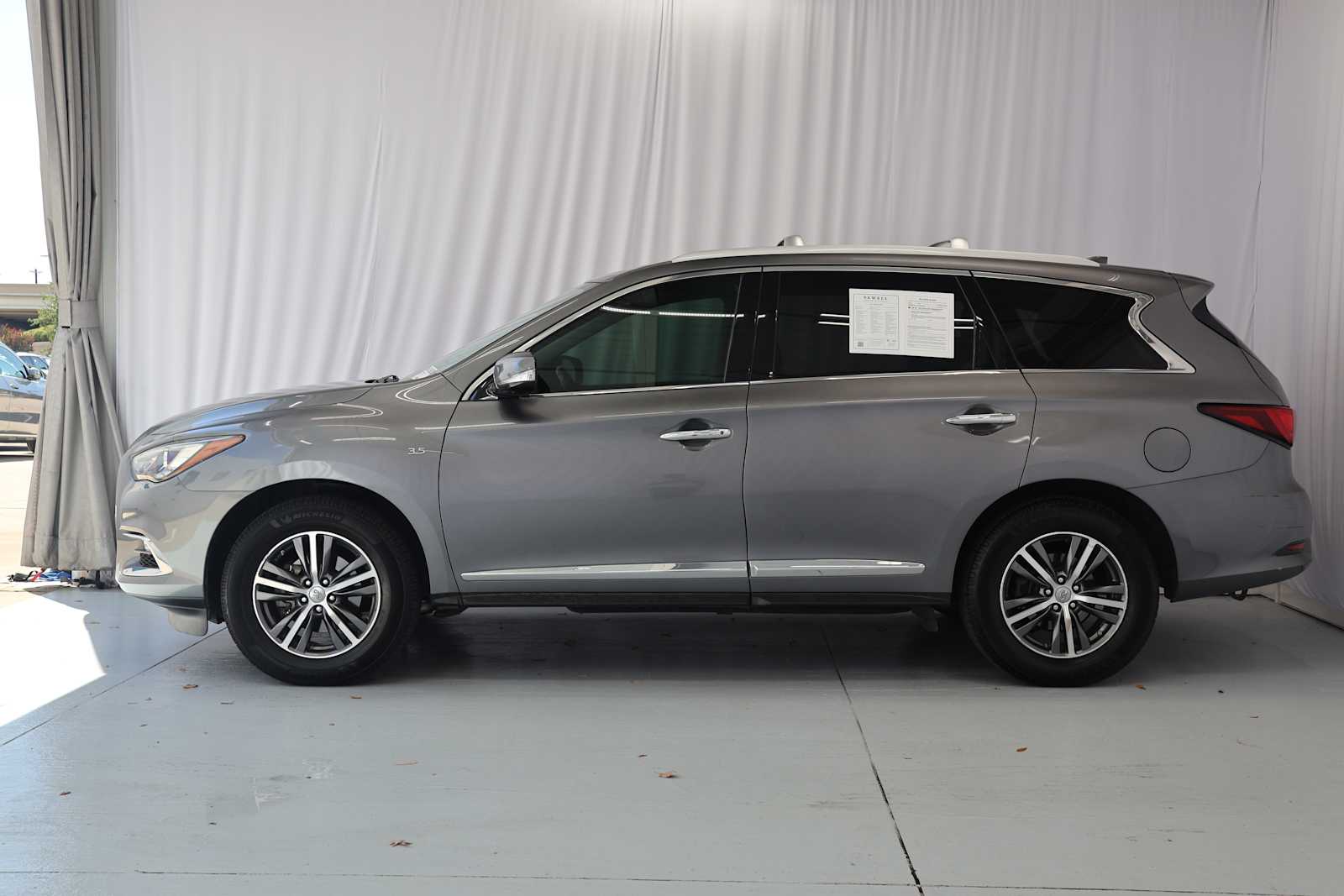 Used 2017 Graphite Shadow INFINITI  image 7