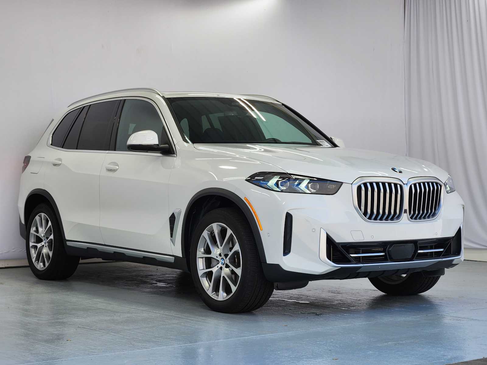 Used 2026 Alpine White BMW sDrive40i image 5