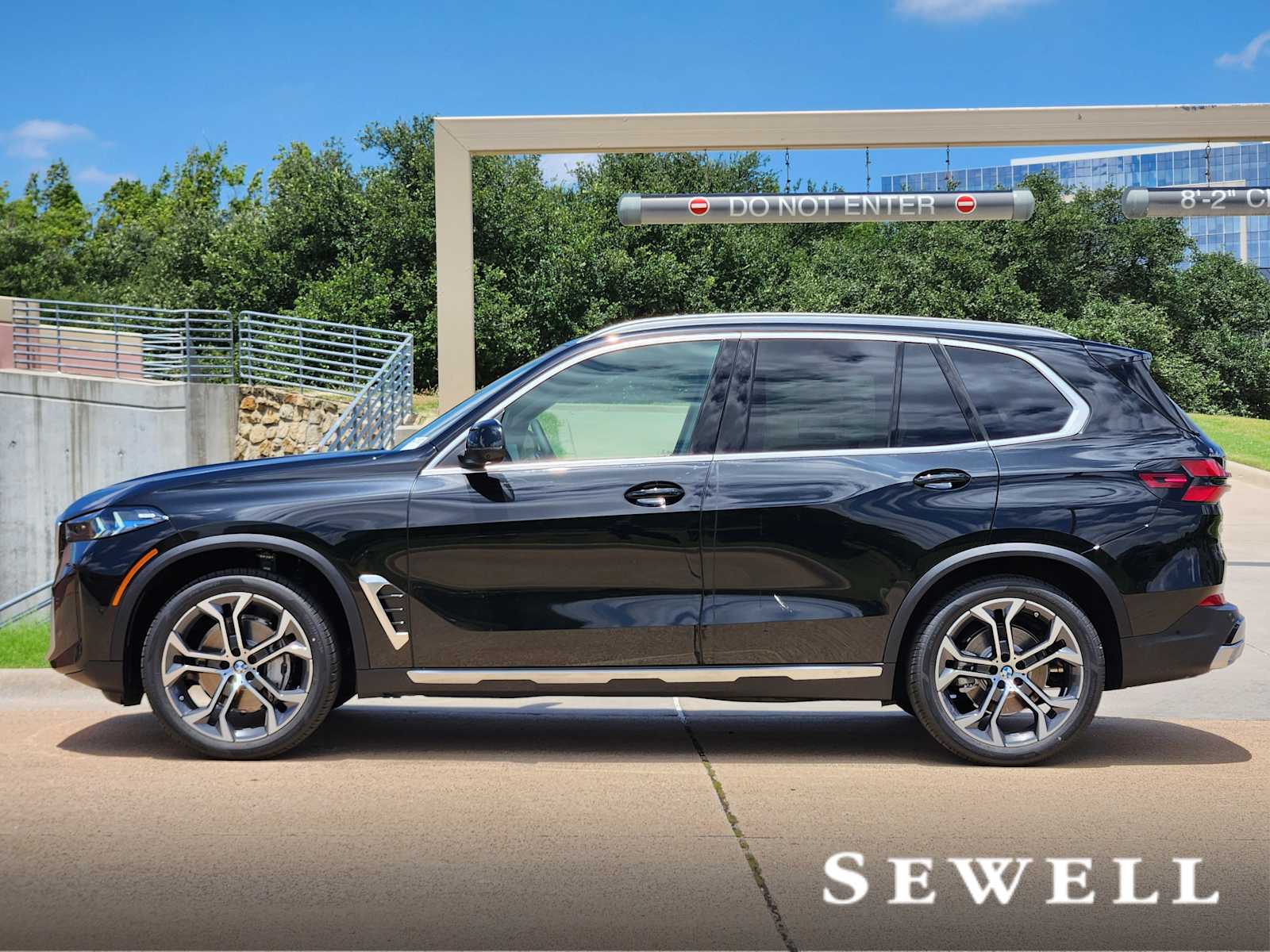 New 2026 Black Sapphire Metallic BMW xDrive40i image 2