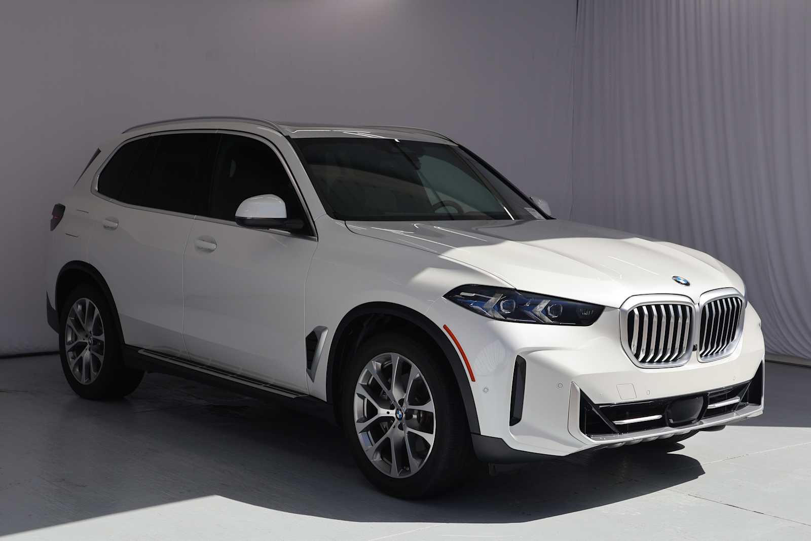 Certified Used 2026 Mineral White Metallic BMW xDrive40i image 4