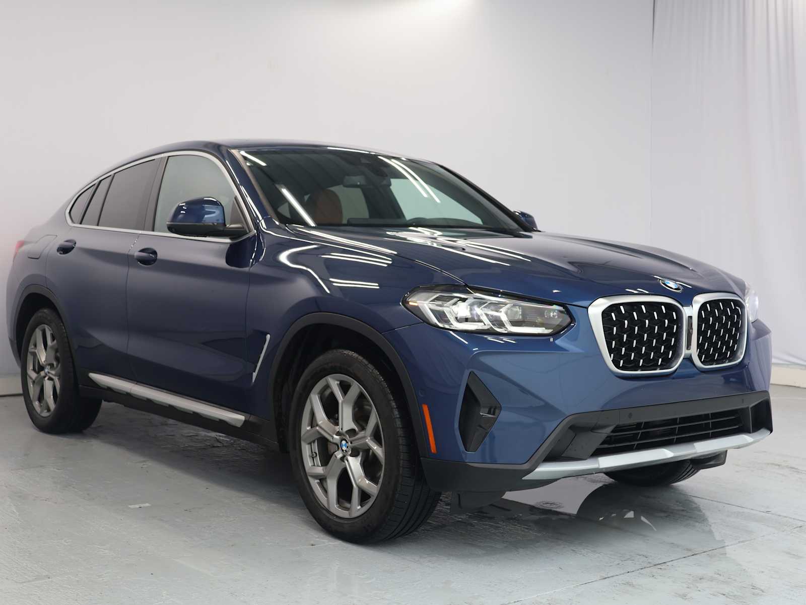 Certified Used 2025 Phytonic Blue Metallic BMW xDrive30i image 3