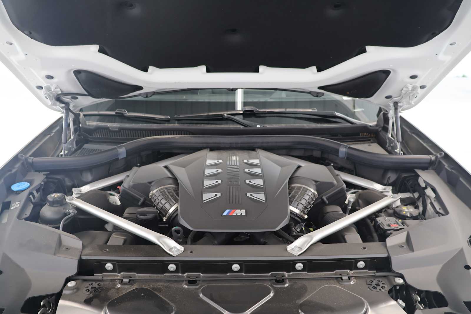 Certified Used 2025 Alpine White BMW M60i image 24