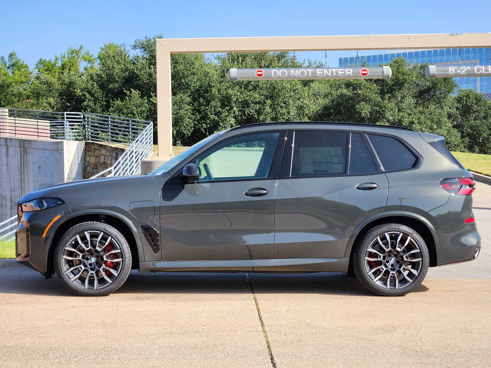 New 2026 Dravit Grey Metallic BMW xDrive50e image 2