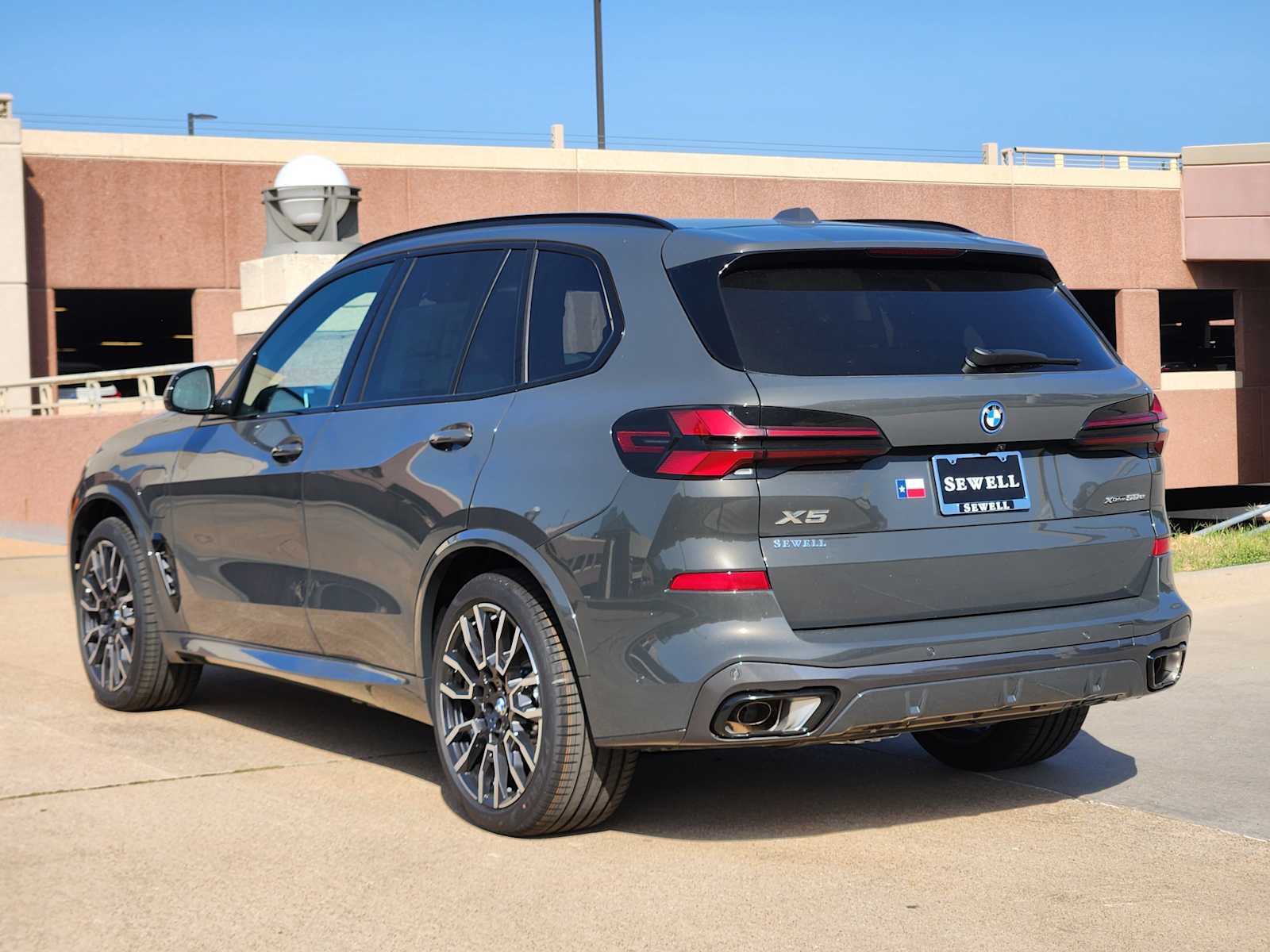 New 2026 Dravit Grey Metallic BMW xDrive50e image 3