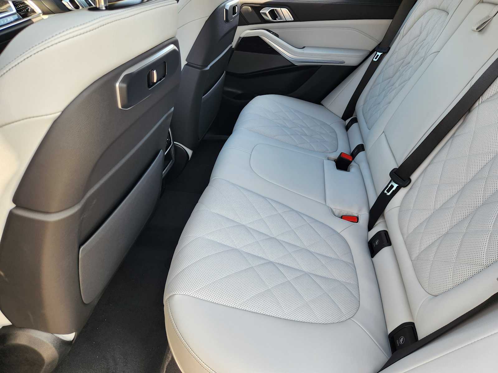 New 2026 Dravit Grey Metallic BMW xDrive50e image 7