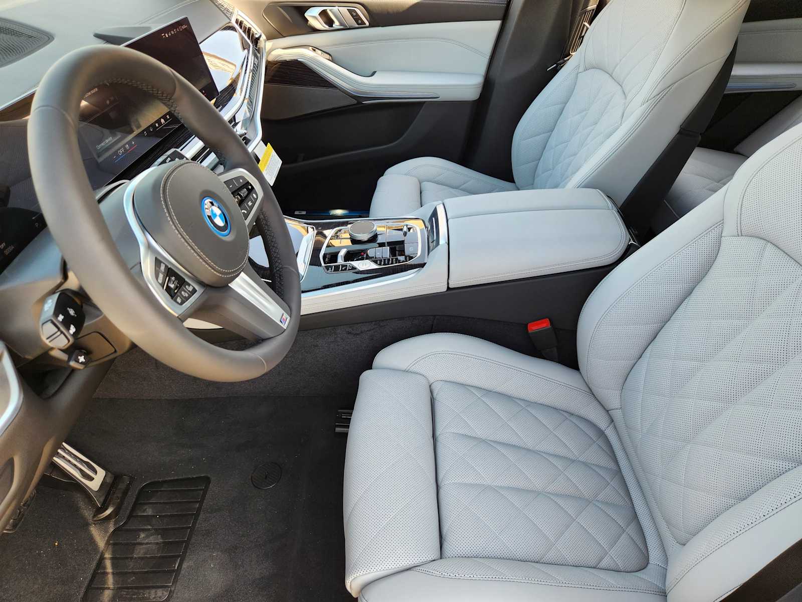 New 2026 Dravit Grey Metallic BMW xDrive50e image 4