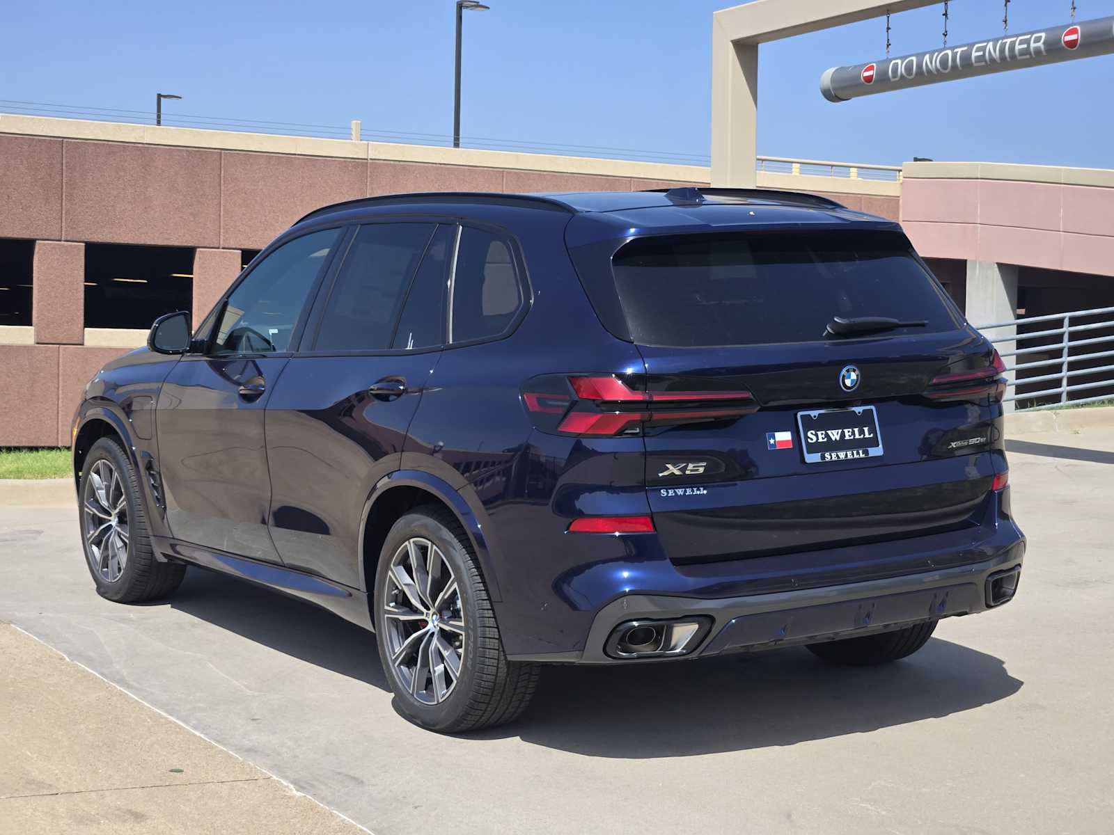 New 2026 Tanzanite Blue II Metallic BMW xDrive50e image 3