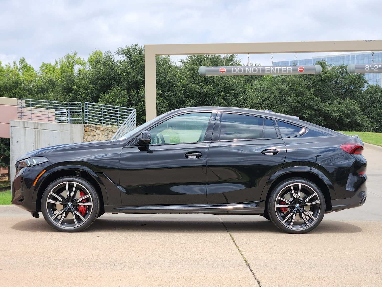 New 2027 Black Sapphire Metallic BMW M60i image 2