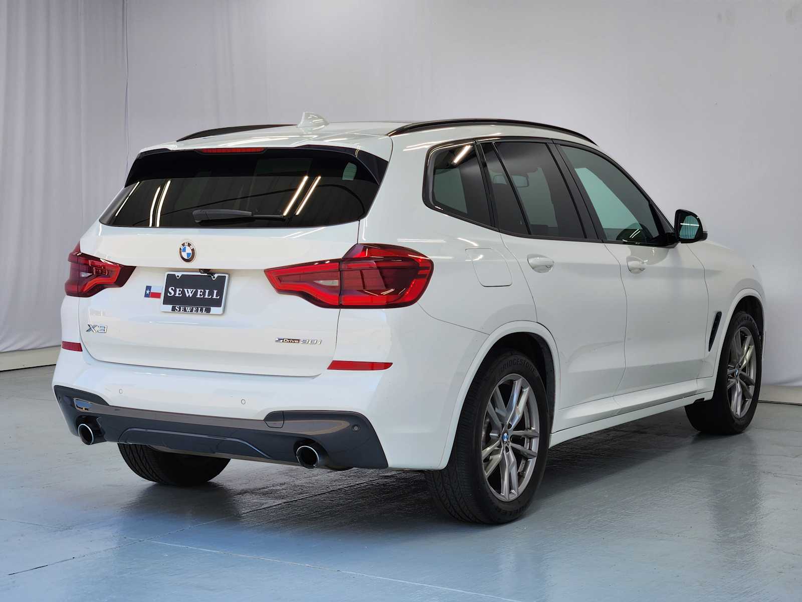 Used 2021 Alpine White BMW sDrive30i image 7