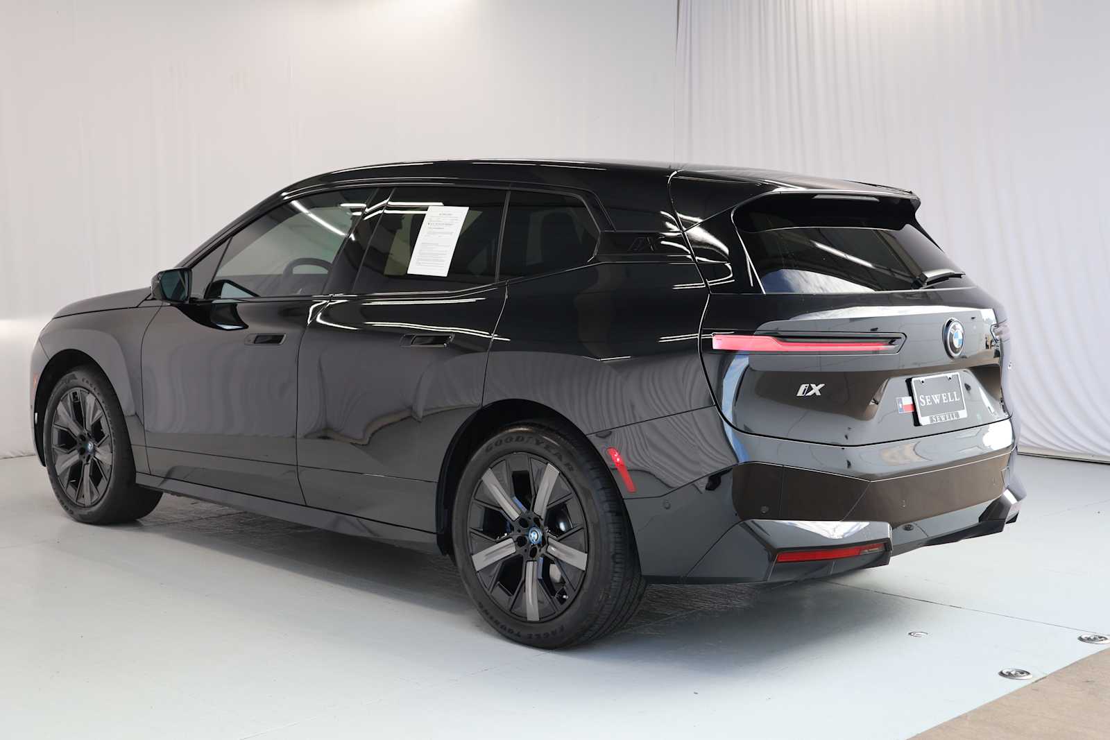Certified Used 2024 Black Sapphire Metallic BMW xDrive50 image 5