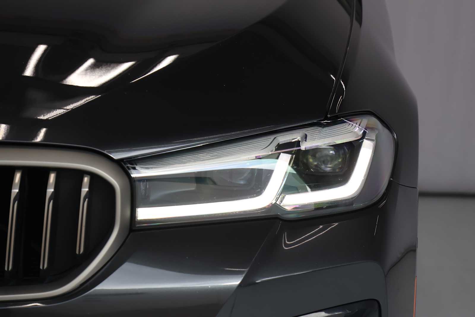 Used 2021 Dark Graphite Metallic BMW M550i xDrive image 4