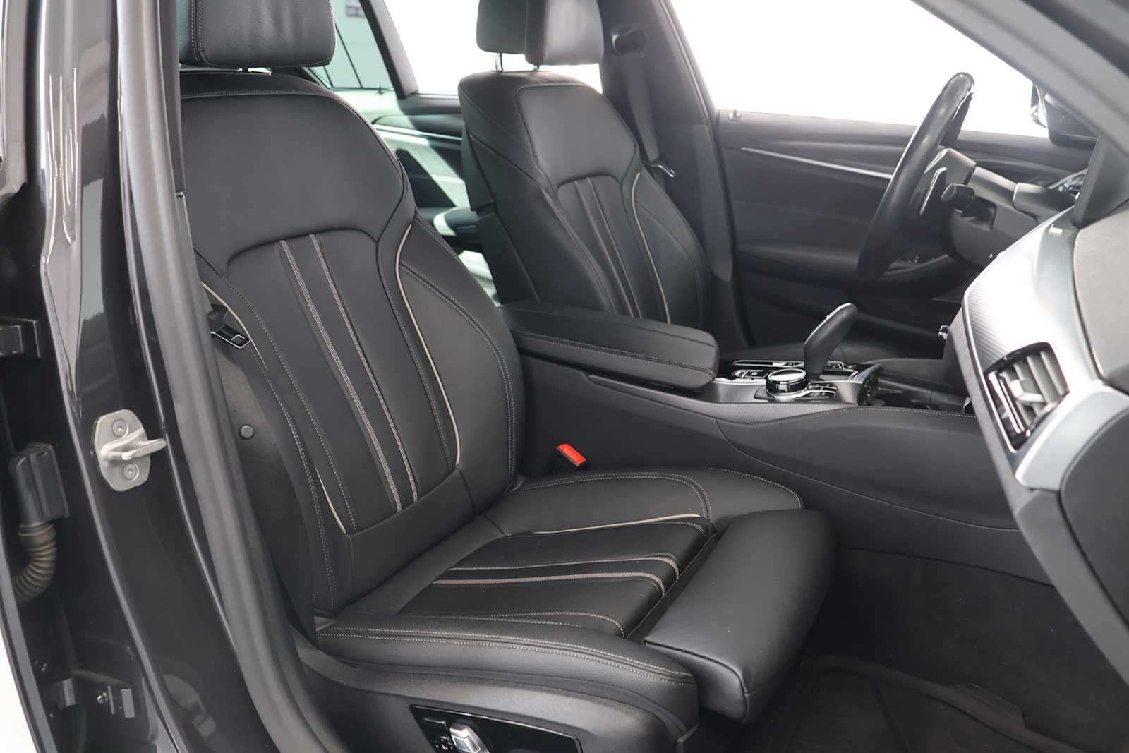 Used 2021 Dark Graphite Metallic BMW M550i xDrive image 12