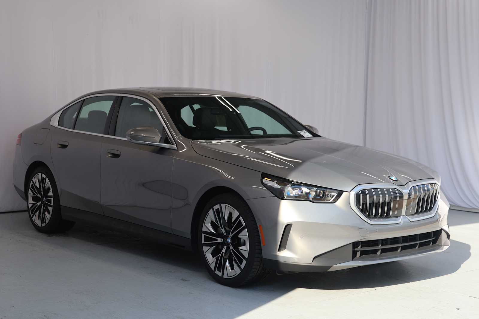 Certified Used 2026 Oxide Grey Met BMW 530i image 3