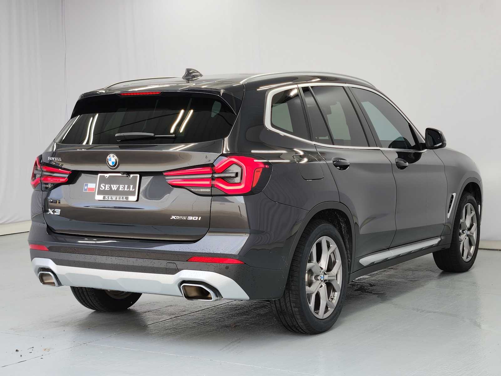 Used 2024 Dark Graphite Metallic BMW xDrive30i image 12