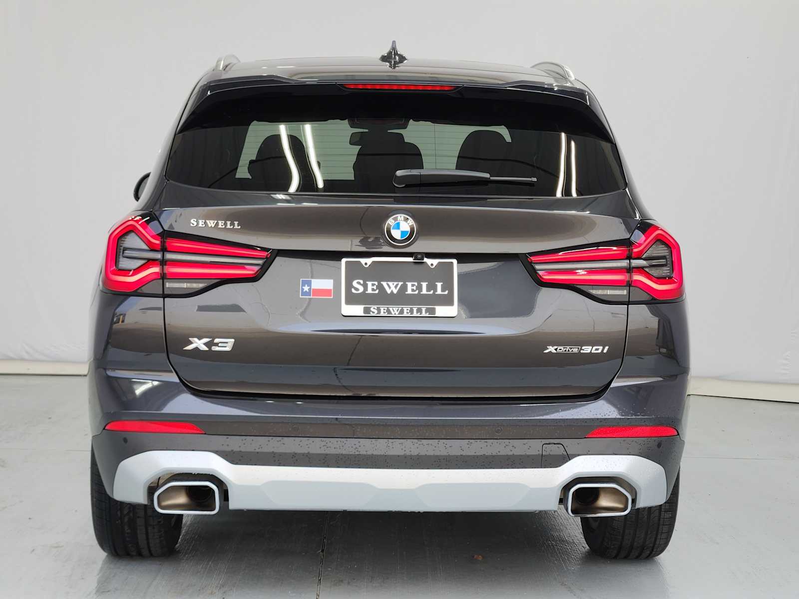 Used 2024 Dark Graphite Metallic BMW xDrive30i image 10