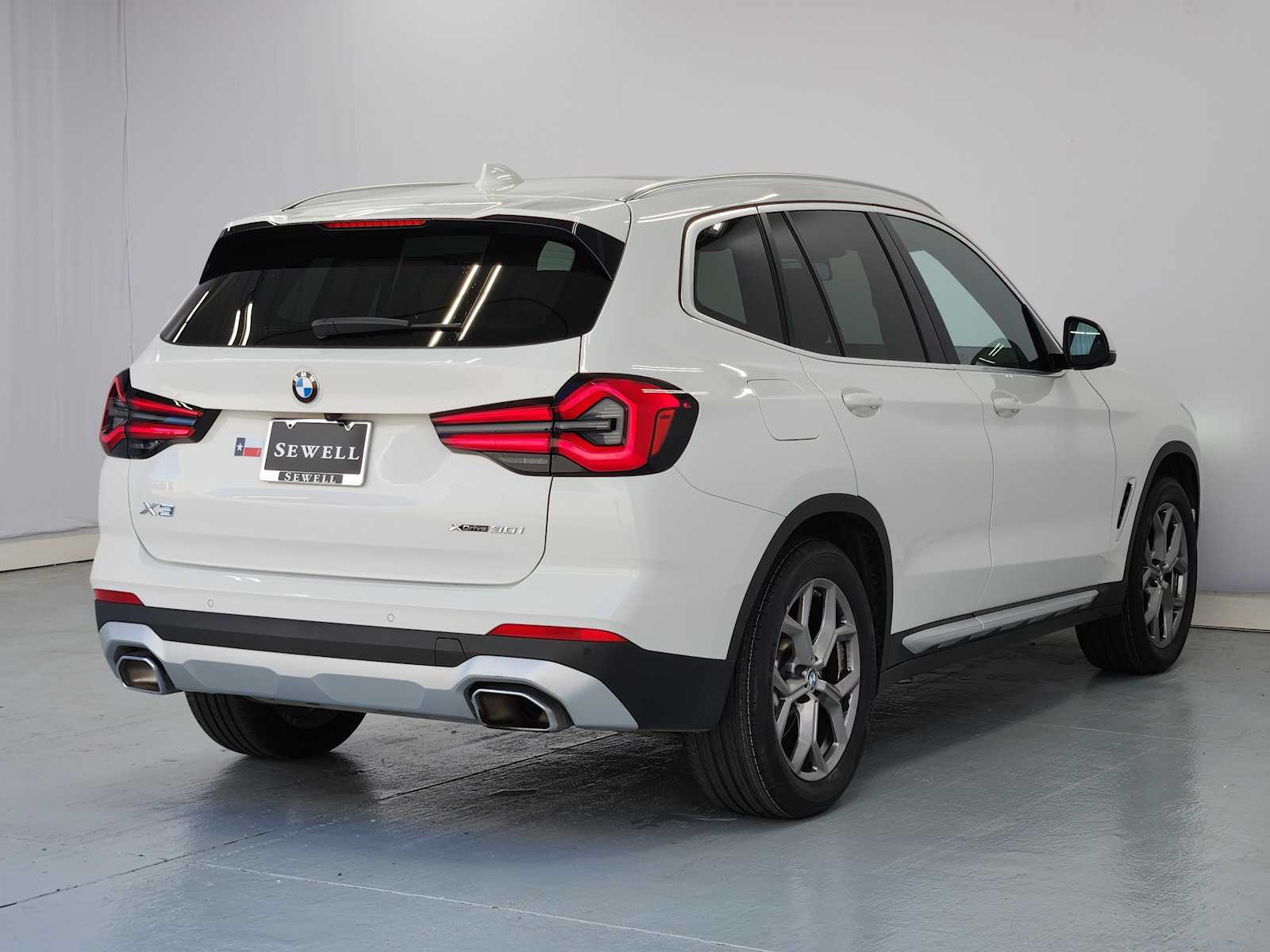 Used 2023 Alpine White BMW xDrive30i image 4