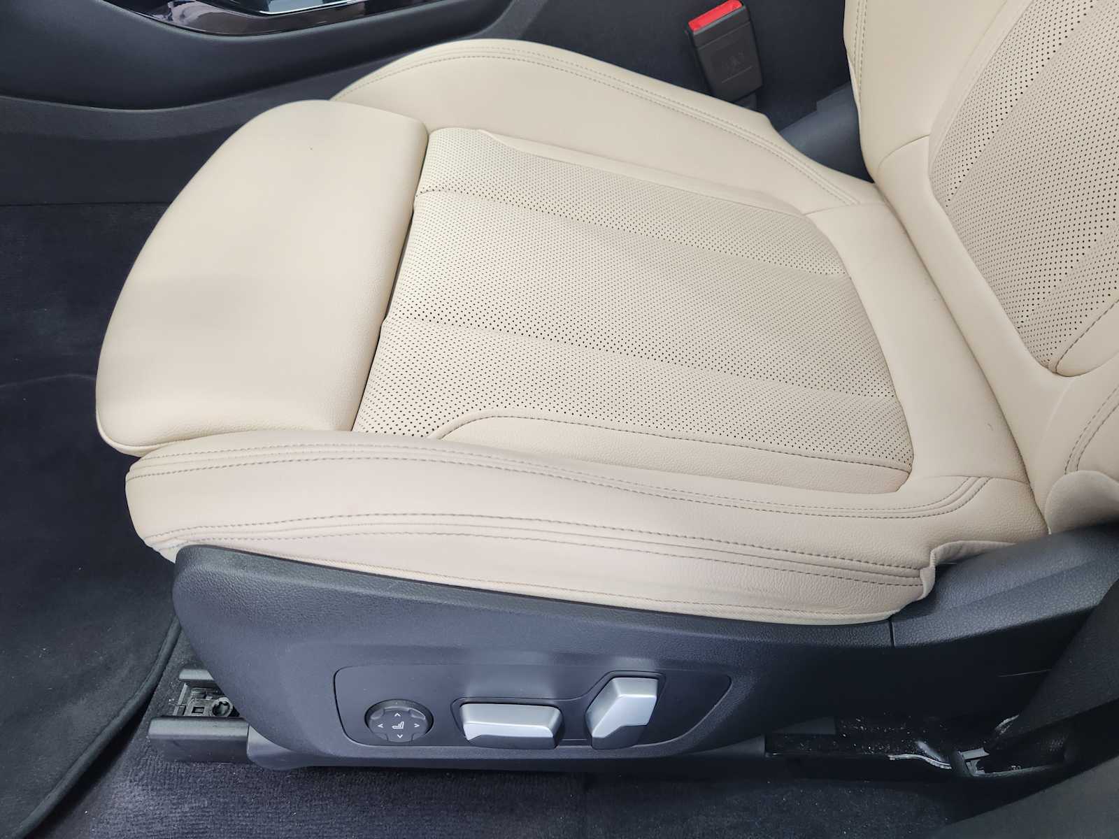 Used 2023 Alpine White BMW xDrive30i image 16
