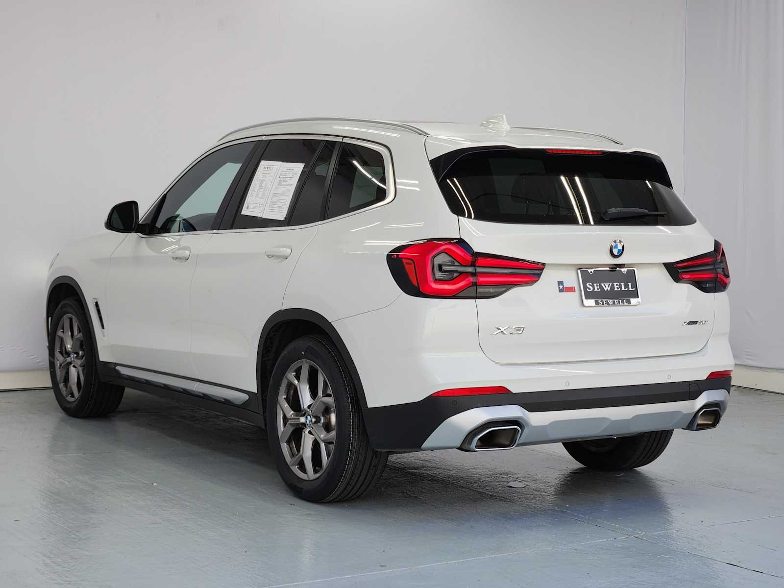 Used 2023 Alpine White BMW xDrive30i image 3