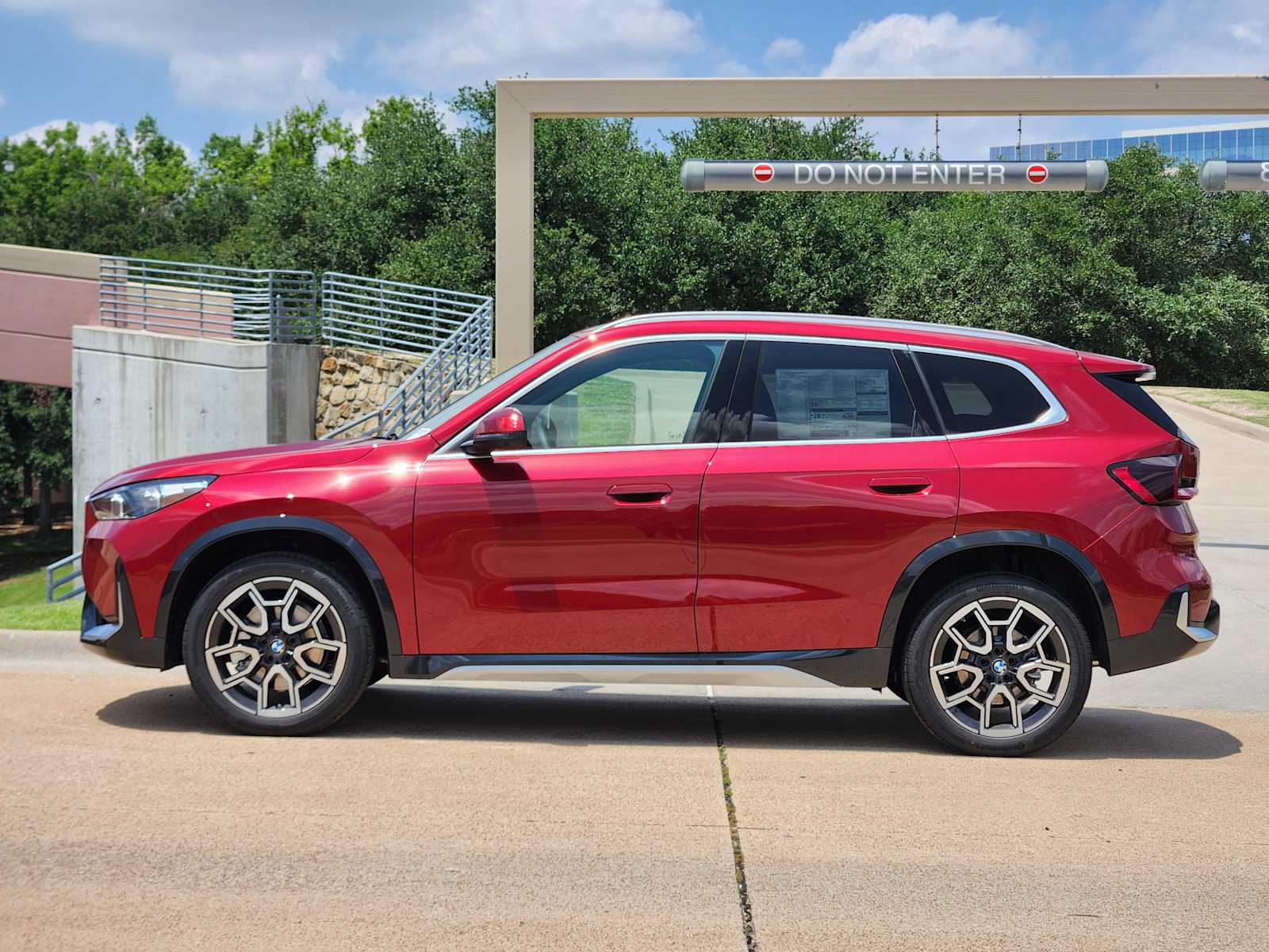New 2026 Vegas Red Metallic BMW xDrive28i image 2