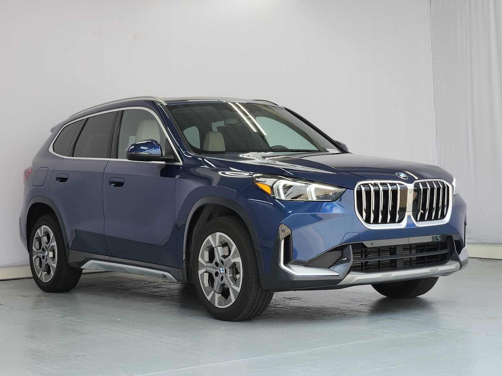 Used 2025 Phytonic Blue Metallic BMW xDrive28i image 2