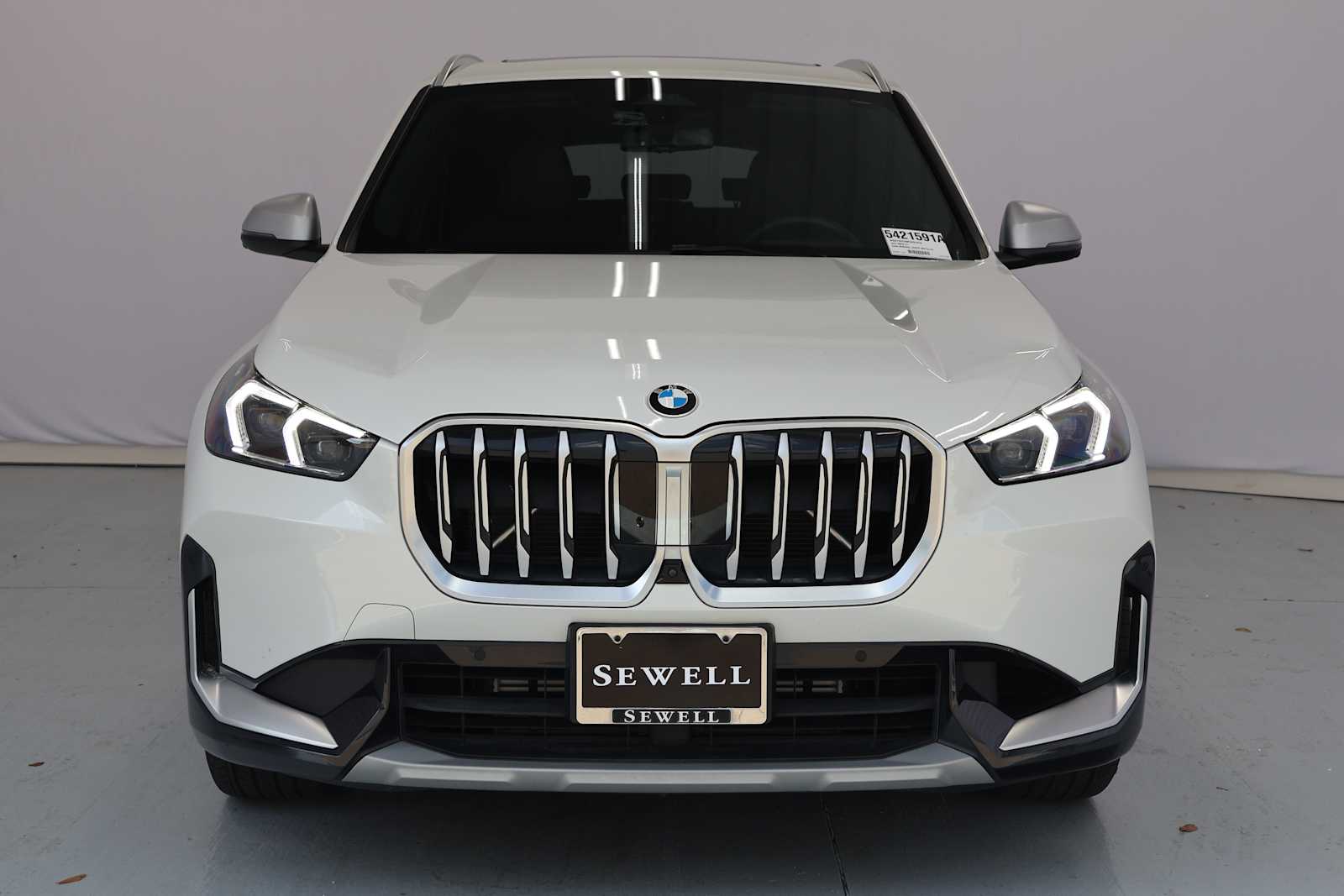 Used 2023 Mineral White Metallic BMW xDrive28i image 2