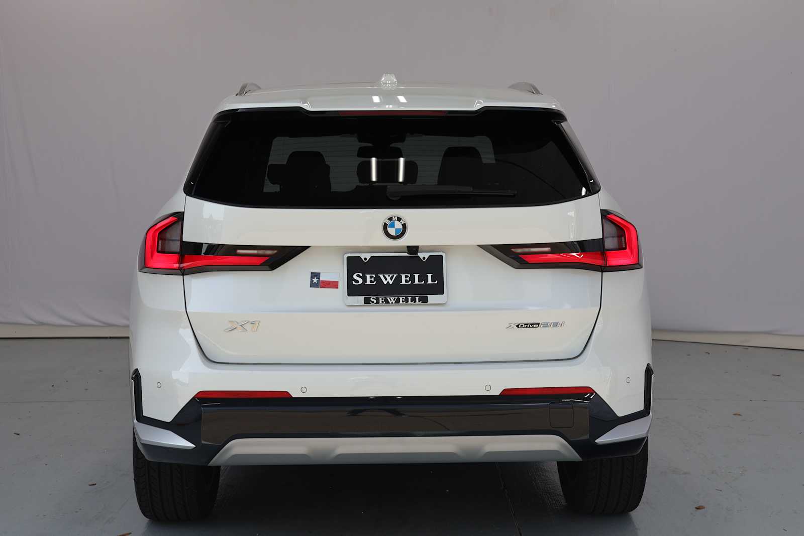 Used 2023 Mineral White Metallic BMW xDrive28i image 8