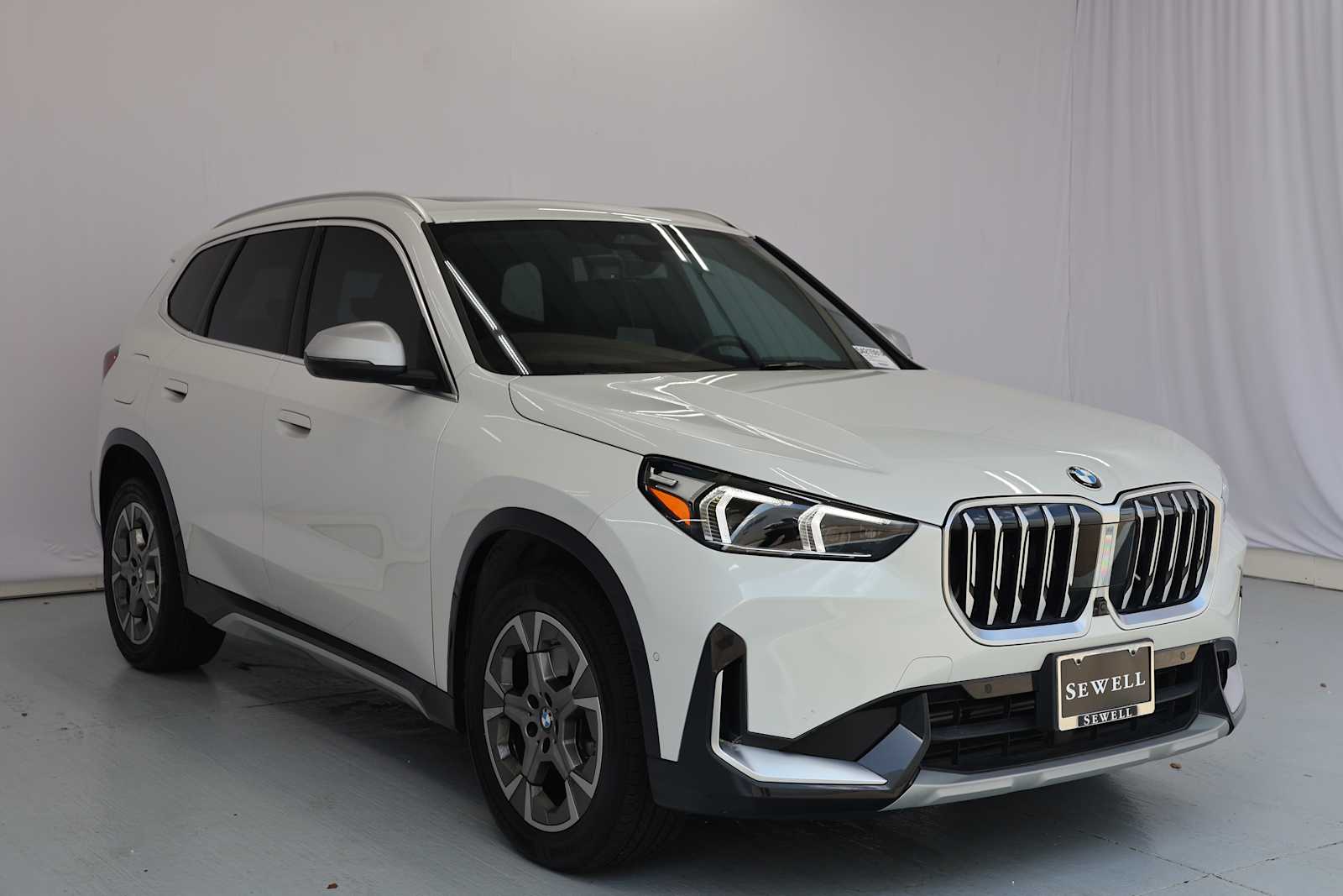 Used 2023 Mineral White Metallic BMW xDrive28i image 4