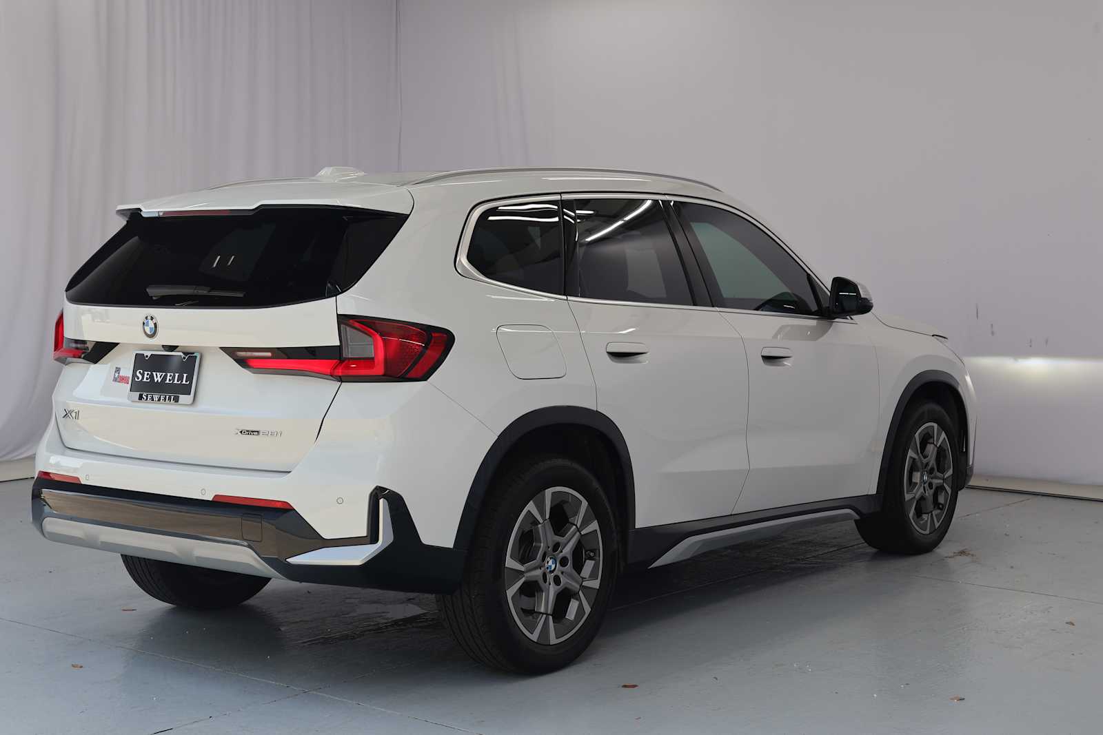 Used 2023 Mineral White Metallic BMW xDrive28i image 9