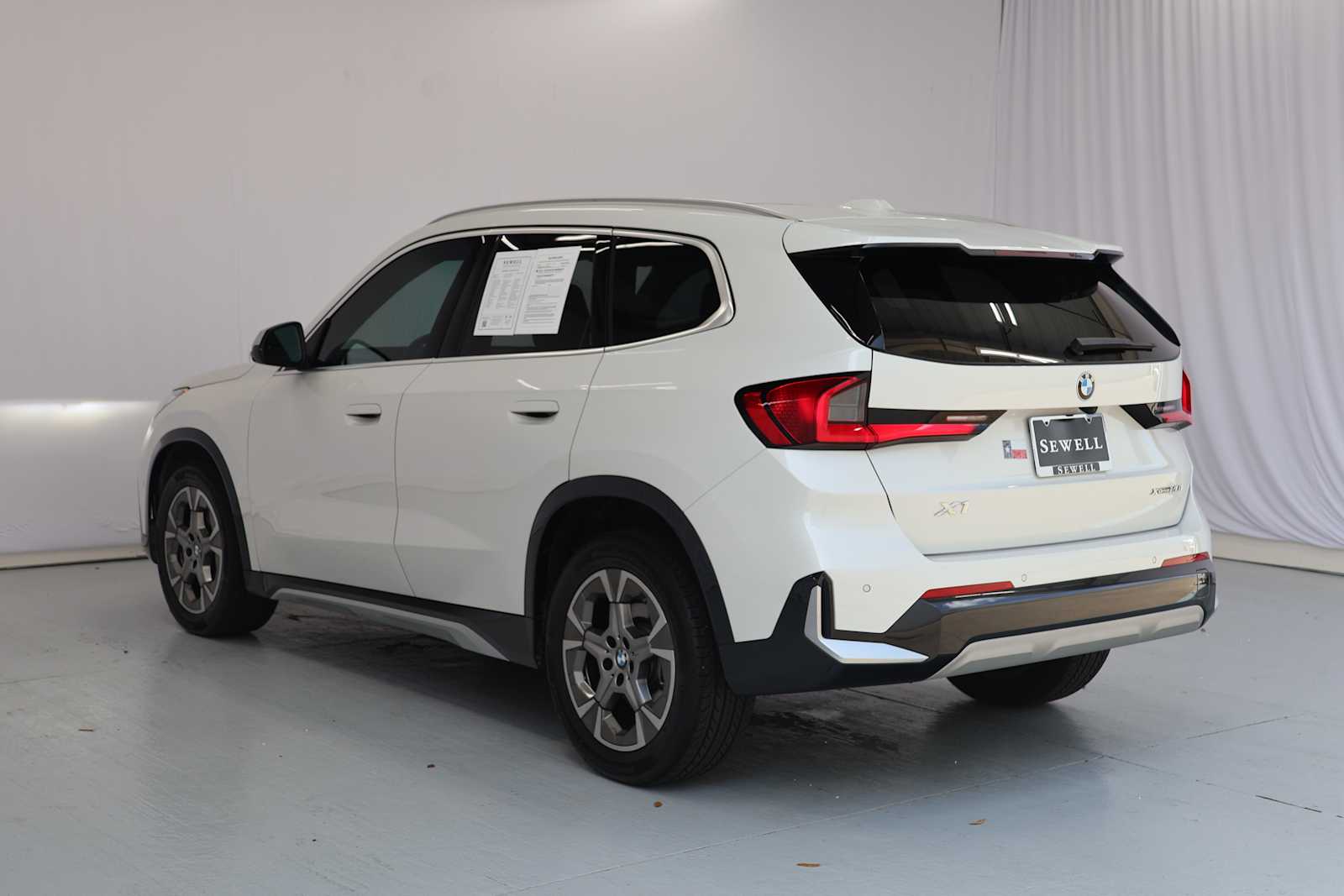 Used 2023 Mineral White Metallic BMW xDrive28i image 7