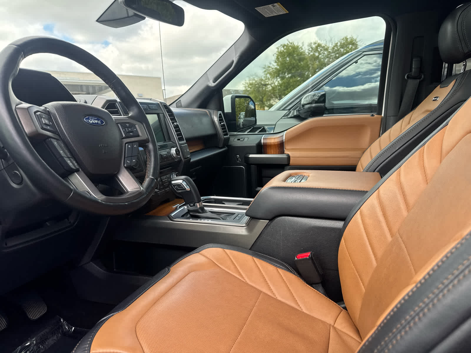 Used 2017 White Platinum Metallic Tri-Coat Ford Limited image 9