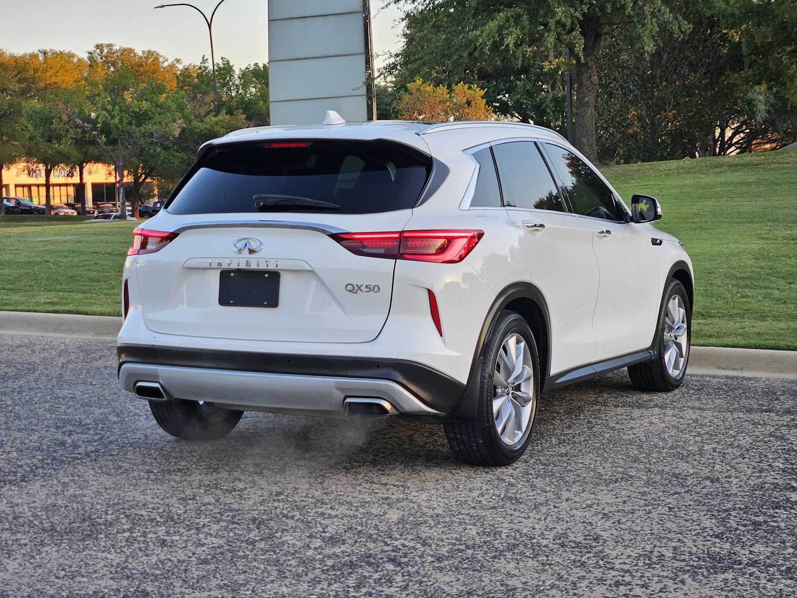 Used 2021 Lunar White INFINITI ESSENTIAL image 5