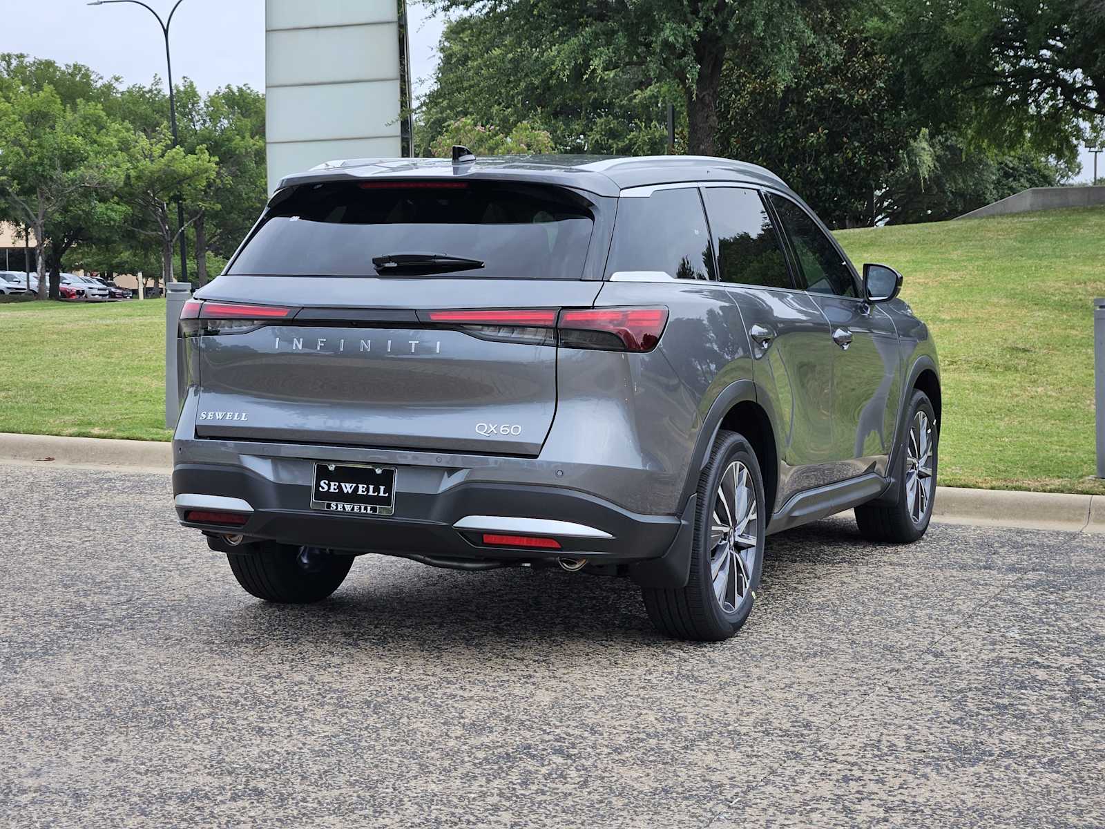 New 2027 GRAPHITE SHADOW INFINITI LUXE image 4