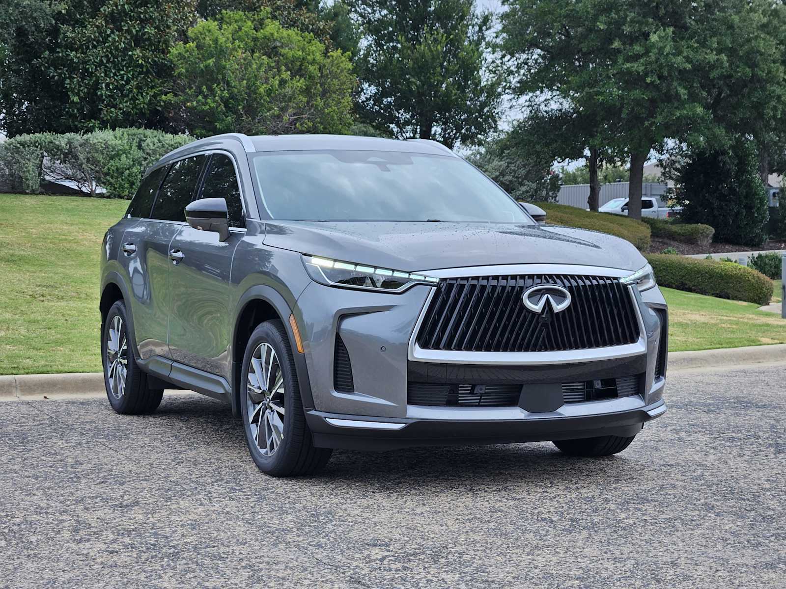 New 2027 GRAPHITE SHADOW INFINITI LUXE image 2