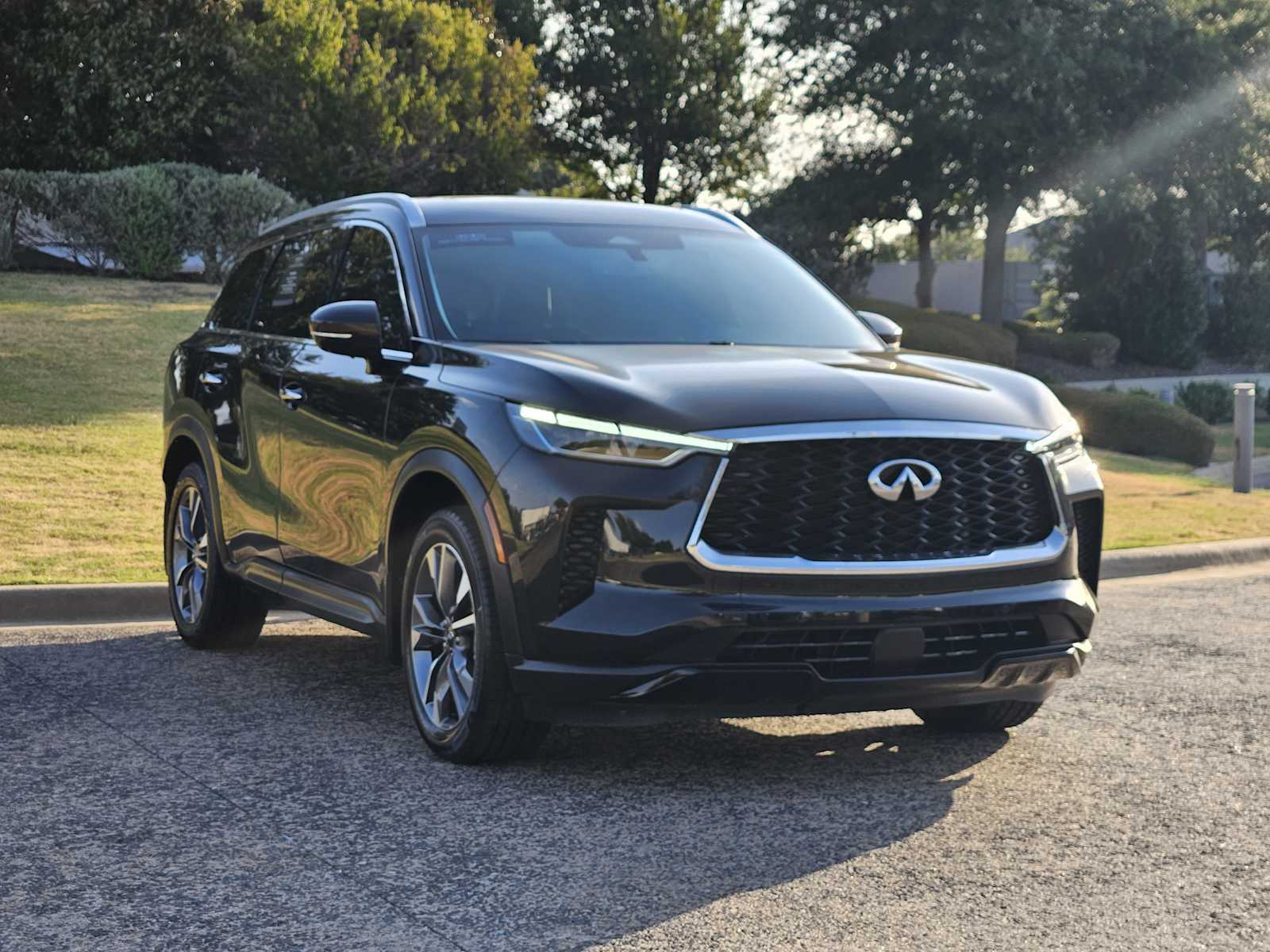Certified Used 2024 Mineral Black INFINITI LUXE image 4