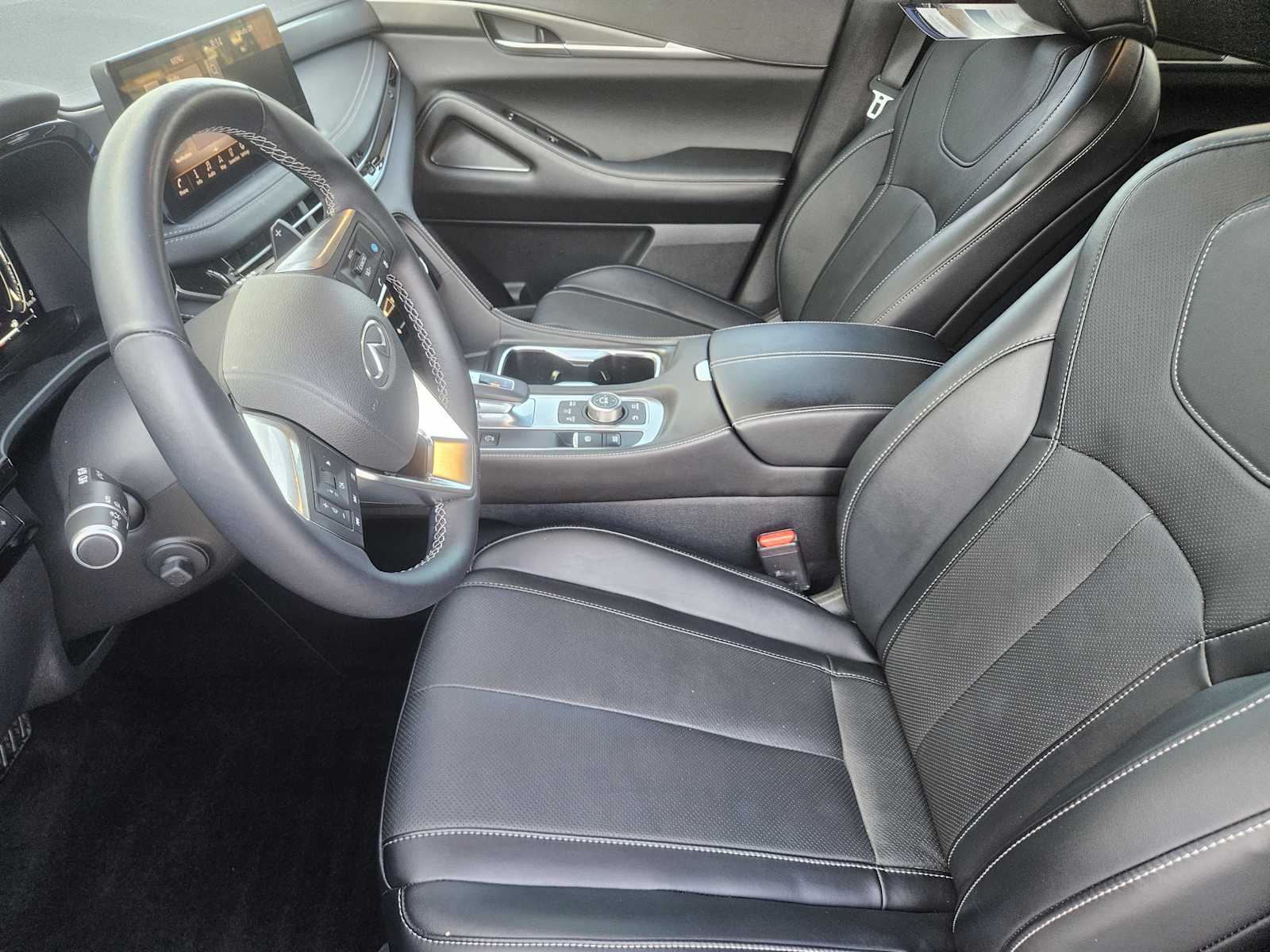 Certified Used 2024 Mineral Black INFINITI LUXE image 12