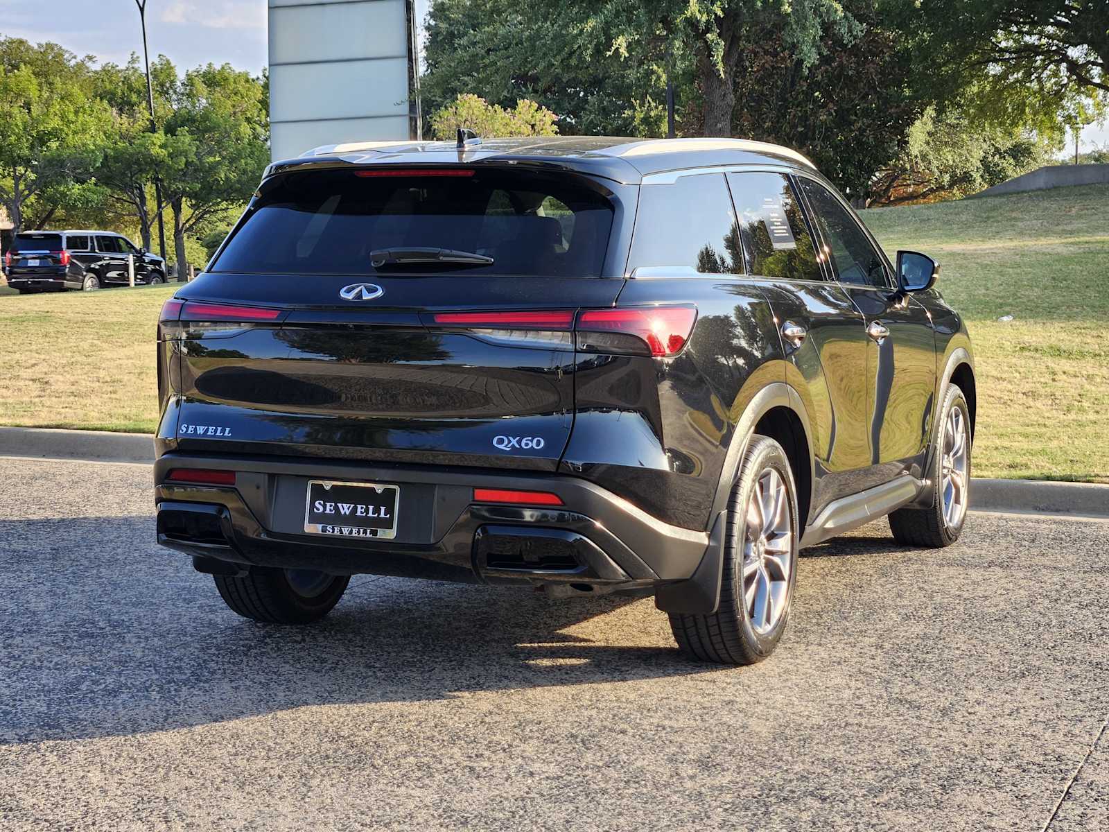 Certified Used 2024 Mineral Black INFINITI LUXE image 8