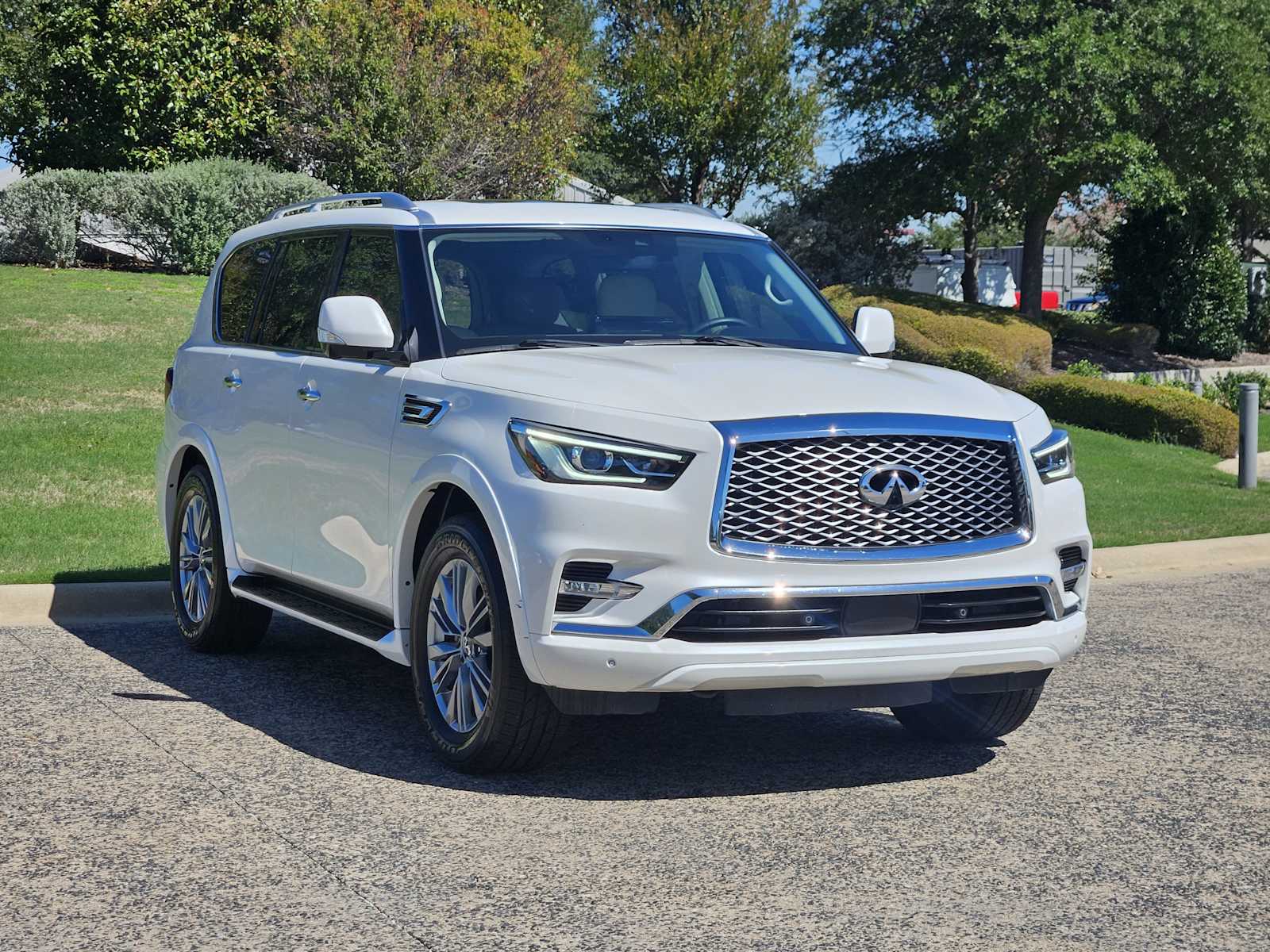 Certified Used 2022 Moonstone White INFINITI LUXE image 3