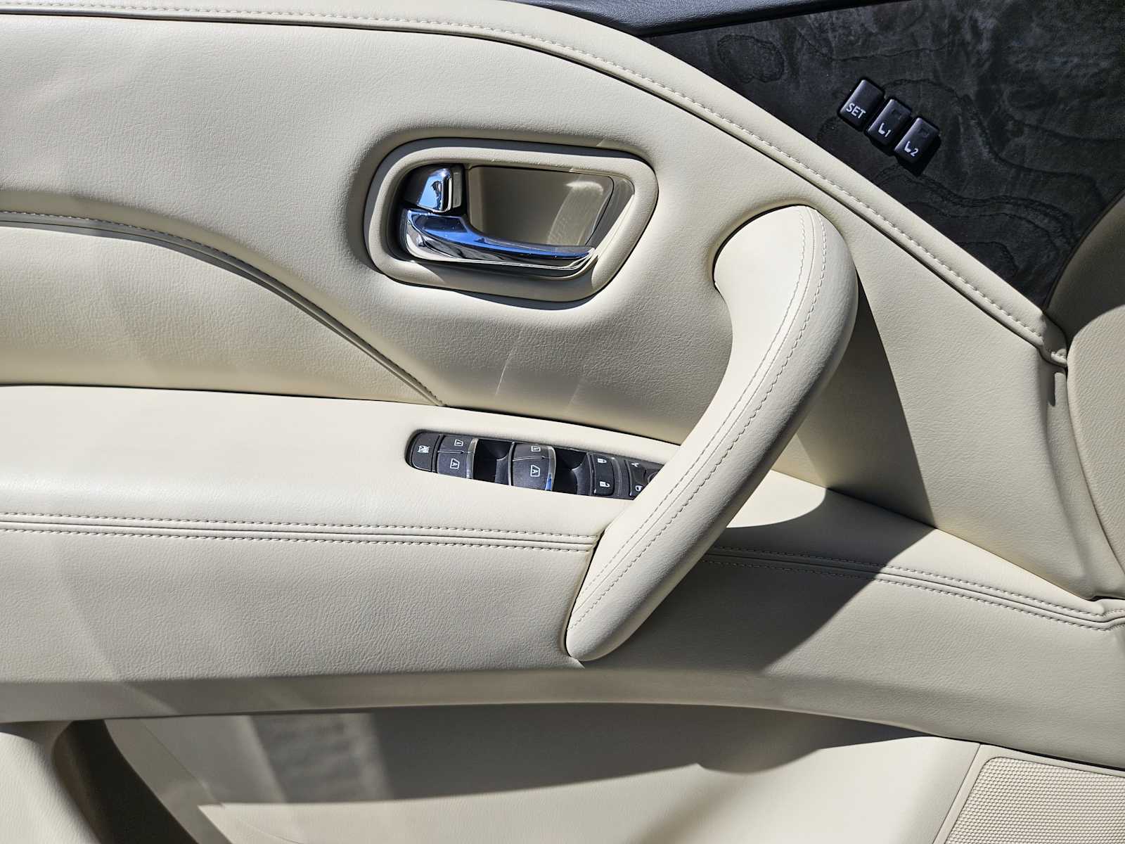 Certified Used 2022 Moonstone White INFINITI LUXE image 19