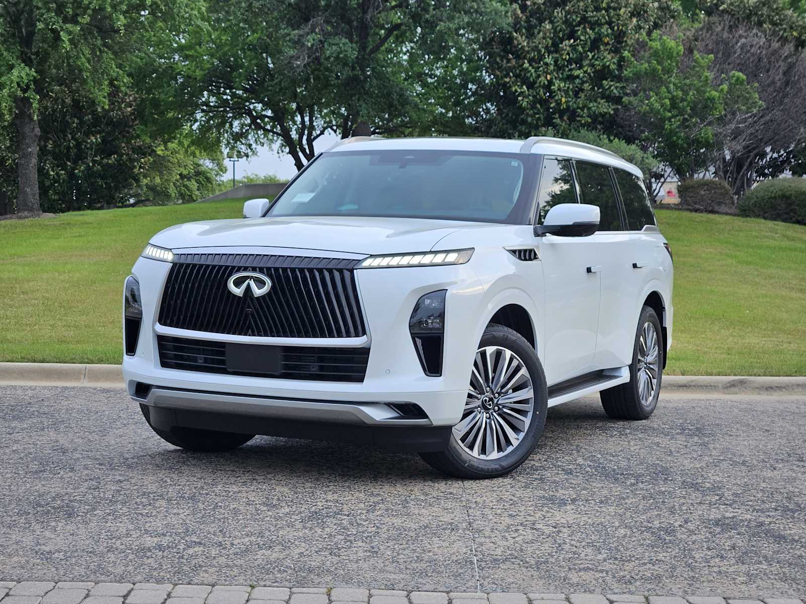 2026 INFINITI QX80 LUXE