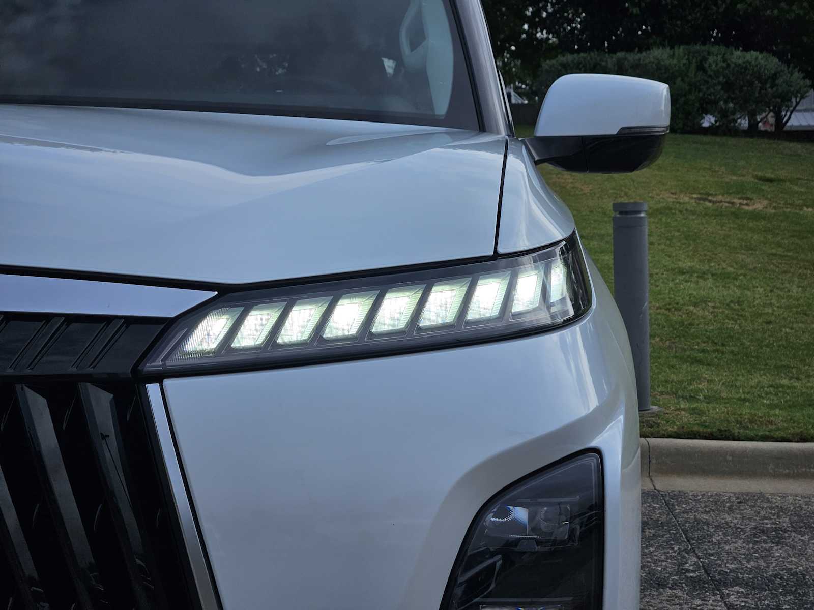 New 2027 RADIANT WHITE INFINITI LUXE image 6
