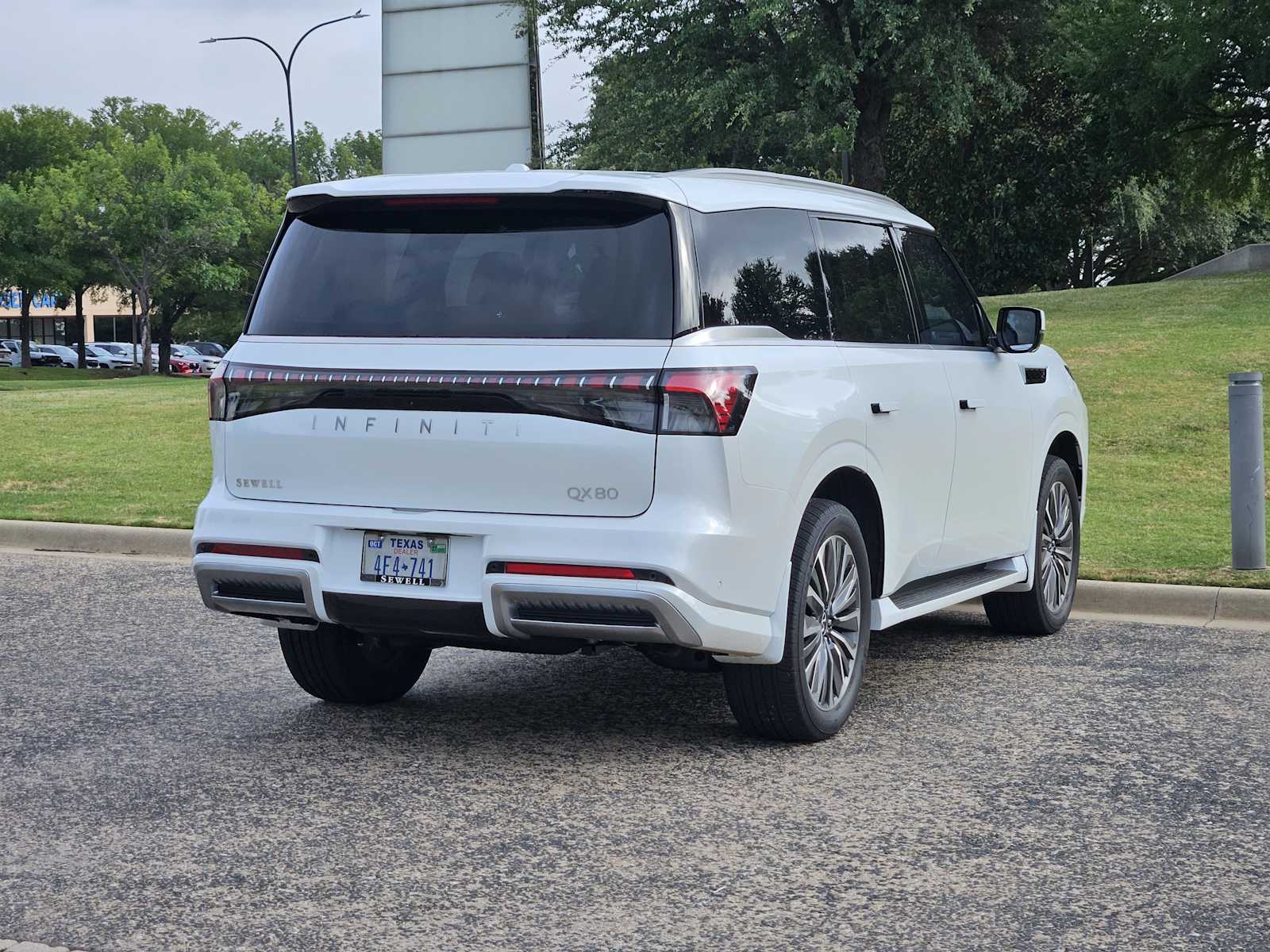 New 2027 RADIANT WHITE INFINITI LUXE image 4