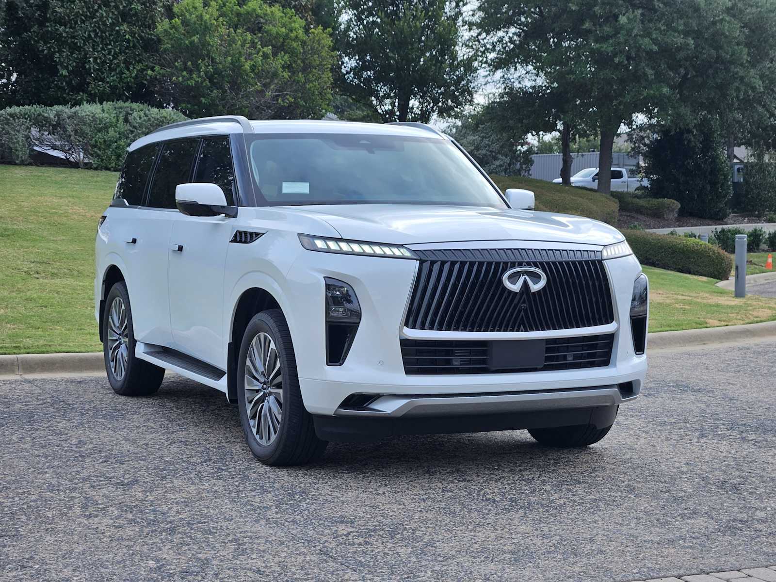 New 2027 RADIANT WHITE INFINITI LUXE image 2