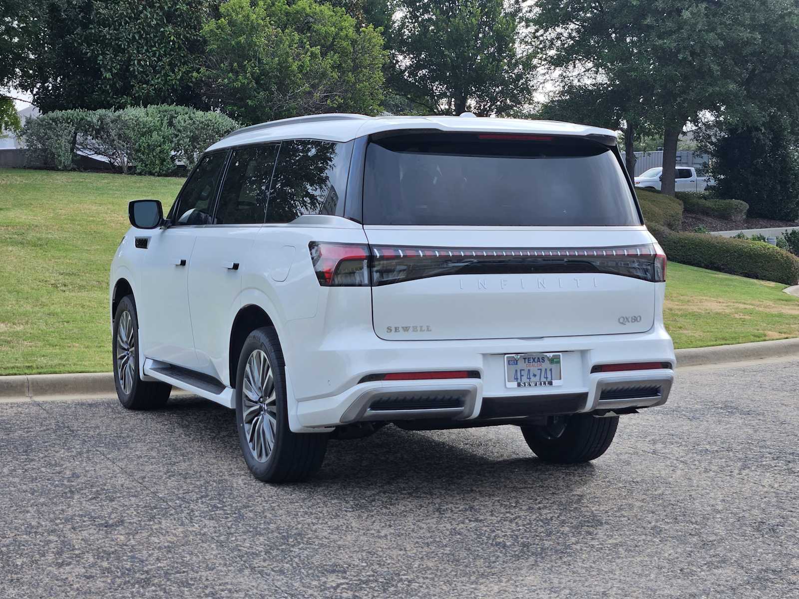 New 2027 RADIANT WHITE INFINITI LUXE image 3