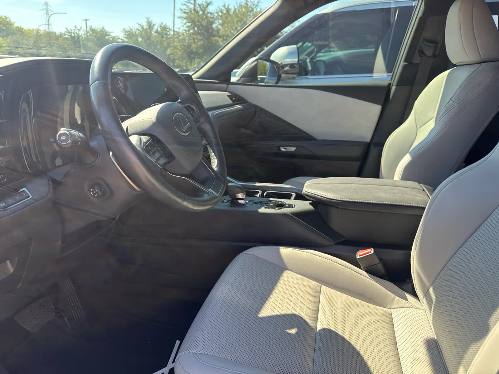 Certified Used 2025 Wind Chill Pearl Lexus Premium image 9