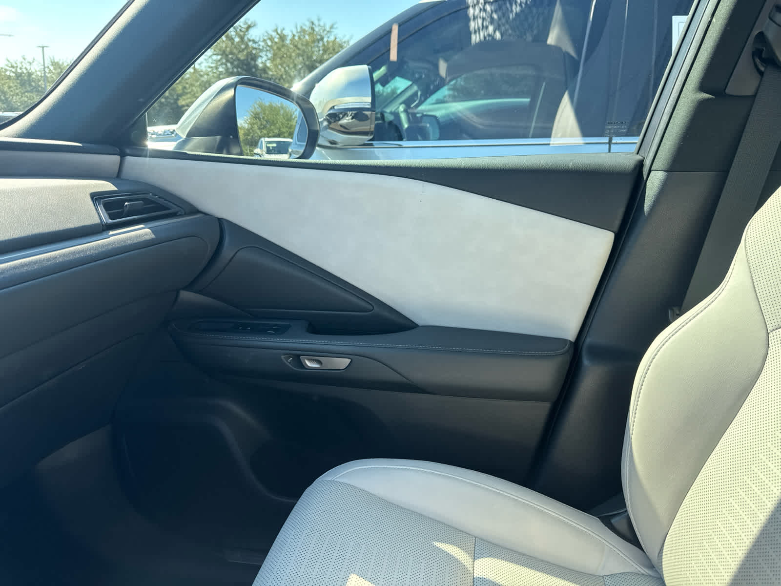 Certified Used 2025 Wind Chill Pearl Lexus Premium image 15