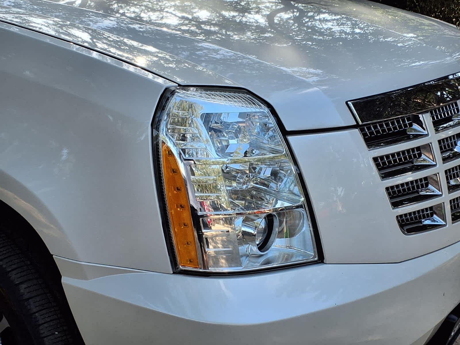 Used 2011 White Diamond Tricoat Cadillac Premium image 9