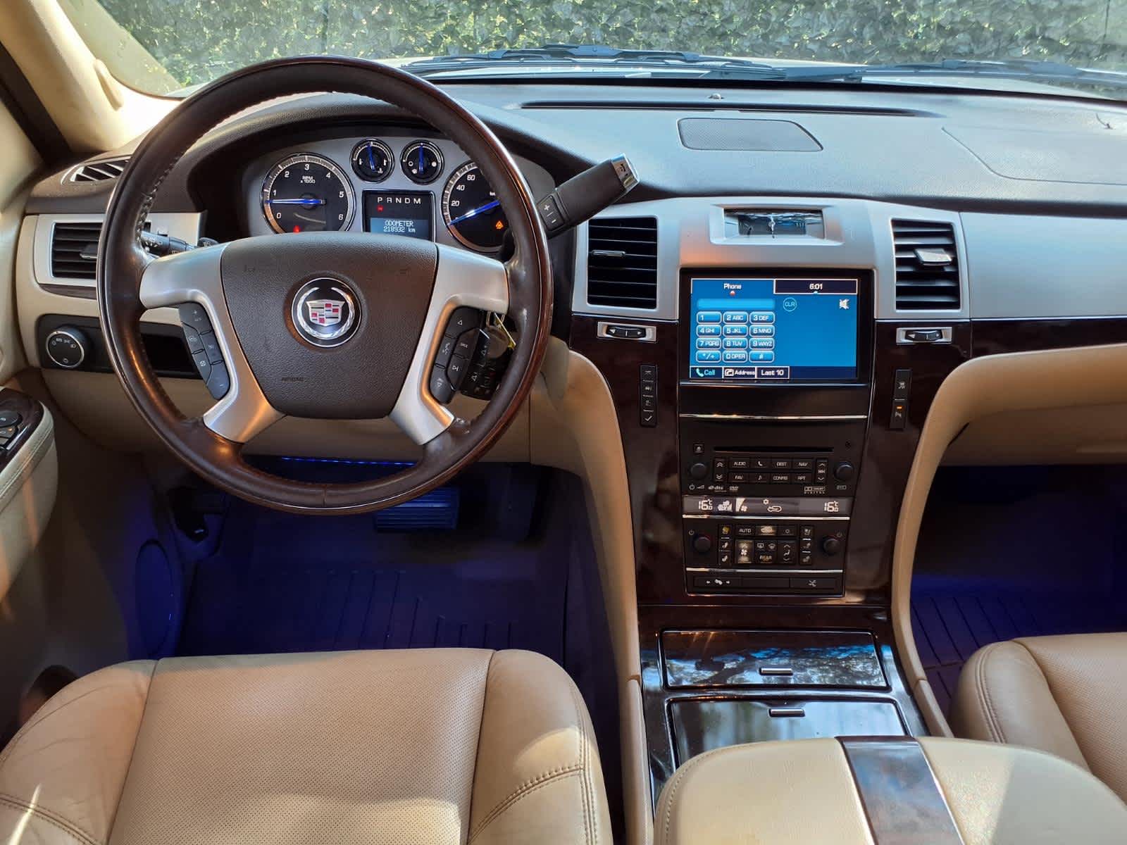 Used 2011 White Diamond Tricoat Cadillac Premium image 27