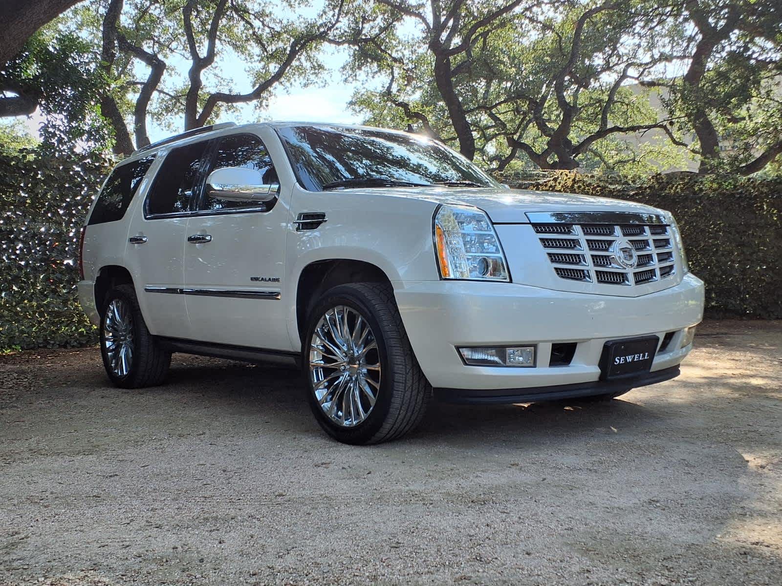 Used 2011 White Diamond Tricoat Cadillac Premium image 4