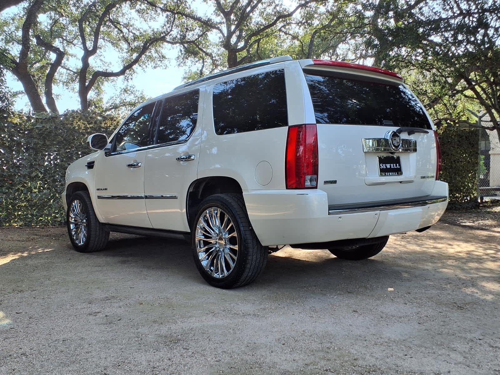 Used 2011 White Diamond Tricoat Cadillac Premium image 5
